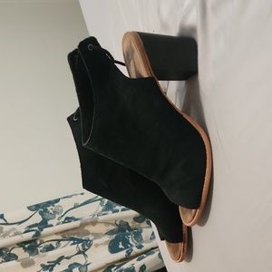 Tom's black heeled sandals - sz 10